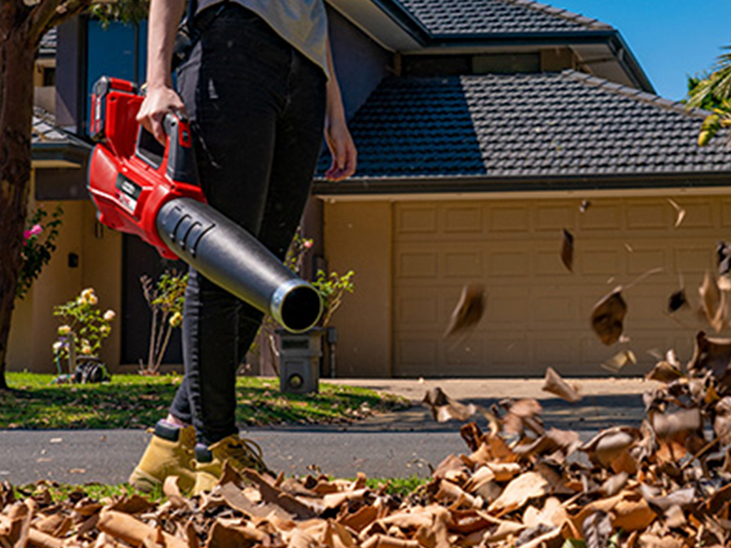 Working with a cordless blower