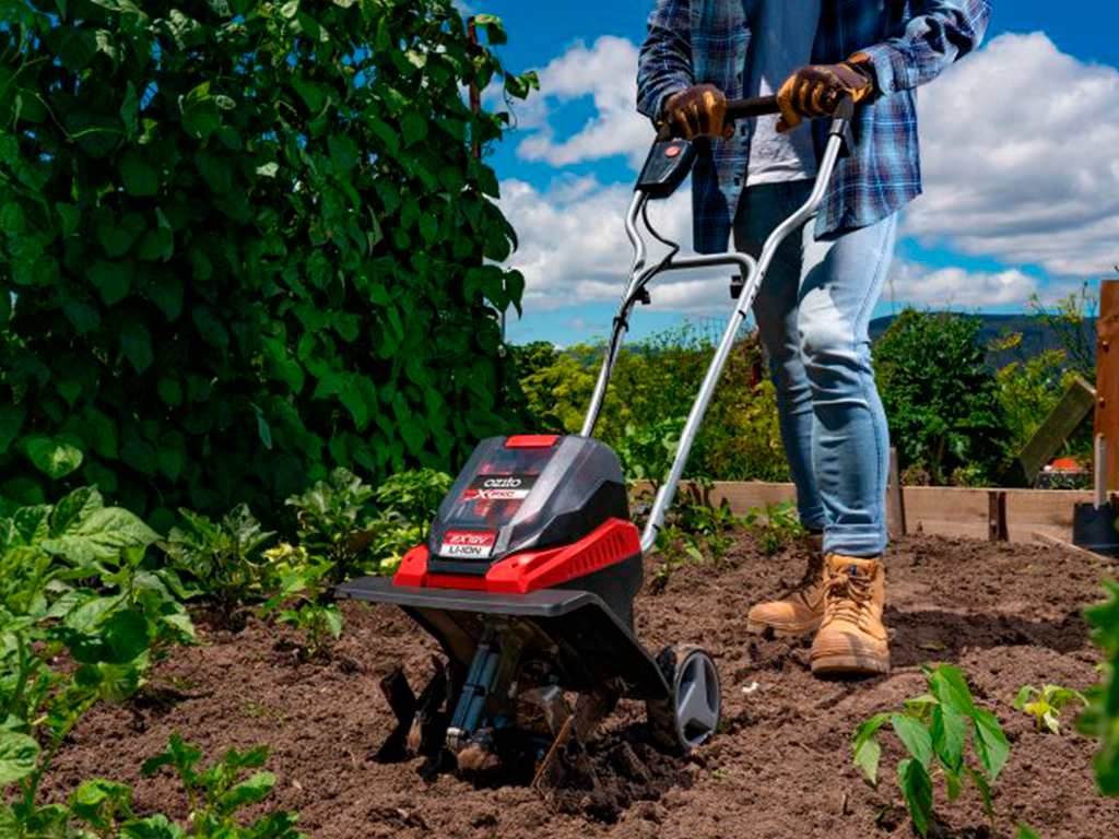  Working with a battery-powered tiller