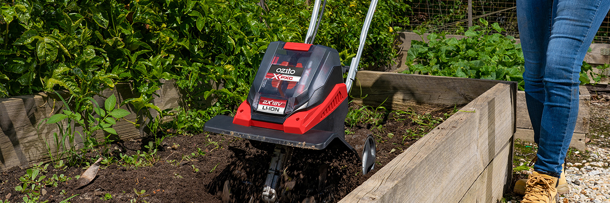 Working with a battery-powered earth hoe
