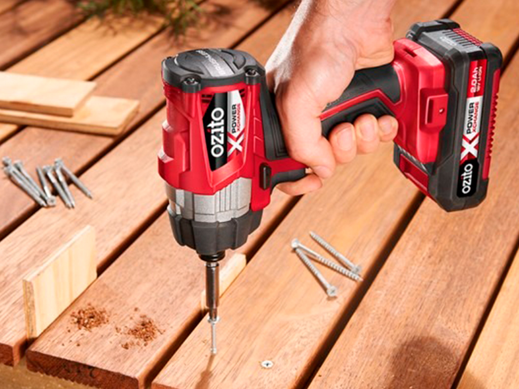 Working with a cordless screwdriver